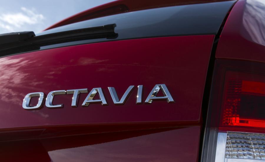 Логотип Skoda Octavia Estate 2017 года  (UK) (фото 14 из 17)
